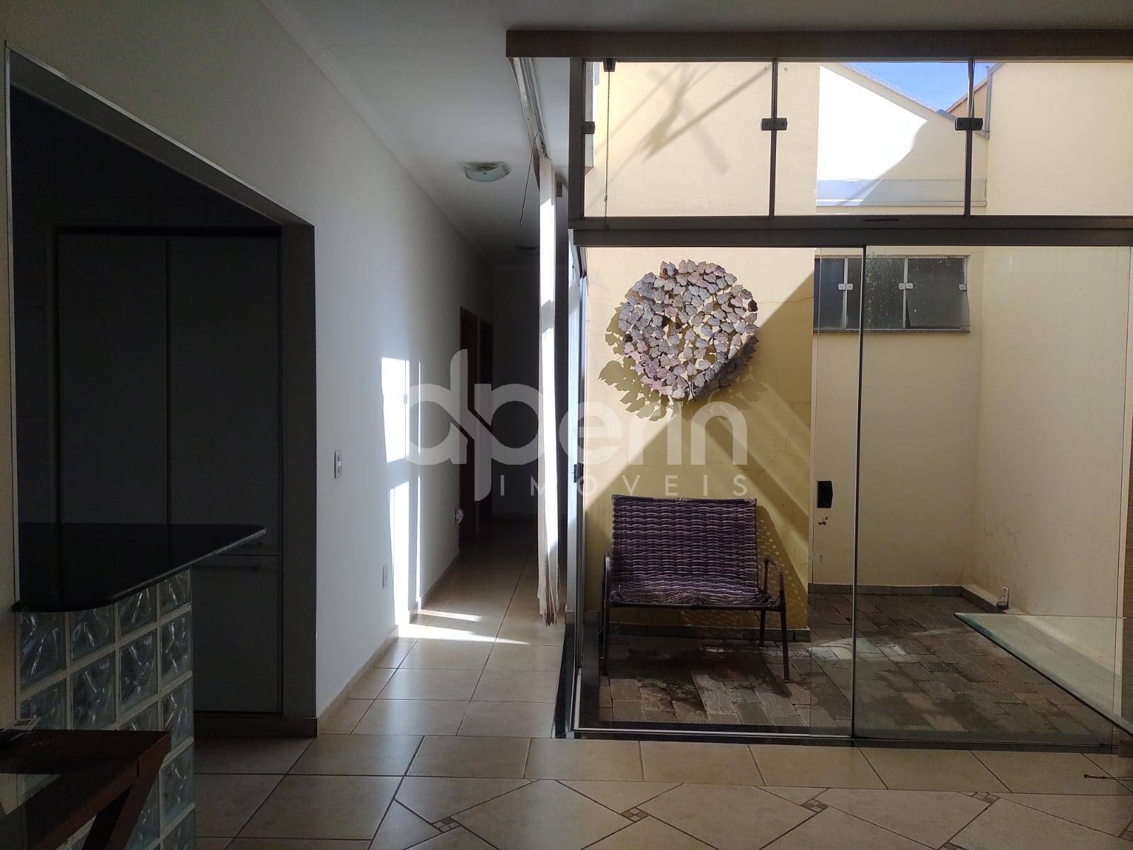 Casa à venda com 3 quartos, 170m² - Foto 2